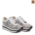 Пролетни кожени дамски спортни обувки в бяло и сиво 21163-2