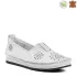 Кожени летни равни дамски обувки в бял цвят 21224-1