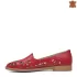 Равни дамски кожени обувки с перфорация в червен цвят 21229-3