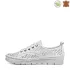 Бели дамски летни обувки с връзки от естествена кожа 21239-1