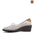 Дамски пролетно-летни обувки в бяло с малка платформа 21271-1
