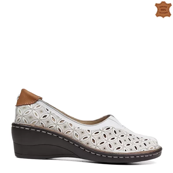 Дамски пролетно-летни обувки в бяло с малка платформа 21271-1