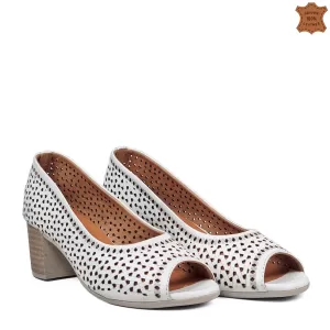 Бели дамски летни обувки от естествена кожа с перфорация 21282-2