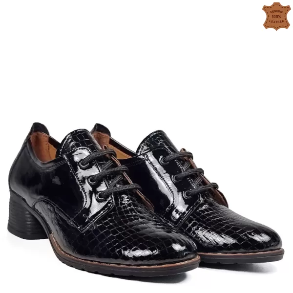 Лачени дамски обувки с връзки на ток в черен цвят 21031-6
