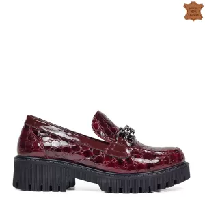 Модерни дамски обувки от естествен лак в бордо - 21102-3