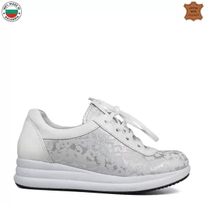 Български бели дамски спортни обувки с малка платф...