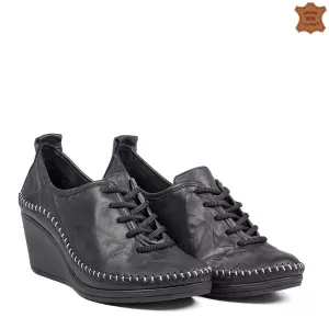 Удобни дамски обувки на платформа в черно 21196-4...