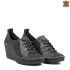 Удобни дамски обувки на платформа в черно 21196-4