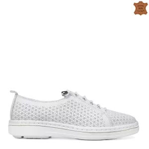 Бели дамски спортни обувки от естествена кожа 21433-1