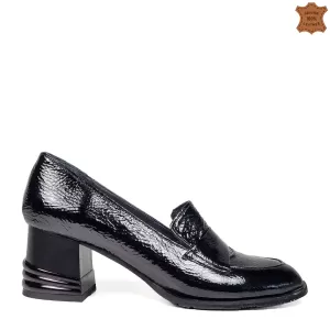 Дамски елегантни обувки от черен мачкан лак 21469-...