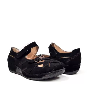 Пролетни дамски обувки от велур в черен цвят...