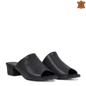 Елегантни дамски чехли в черен цвят с нисък ток 21249-1