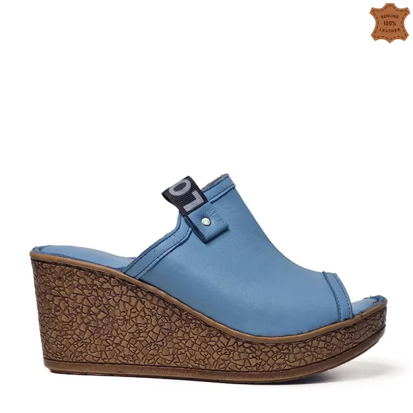Удобни кожени дамски чехли с платформа в син цвят 24168-5