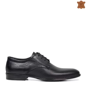 Мъжки елегантни обувки с лазерна декорация в черно 13203-1